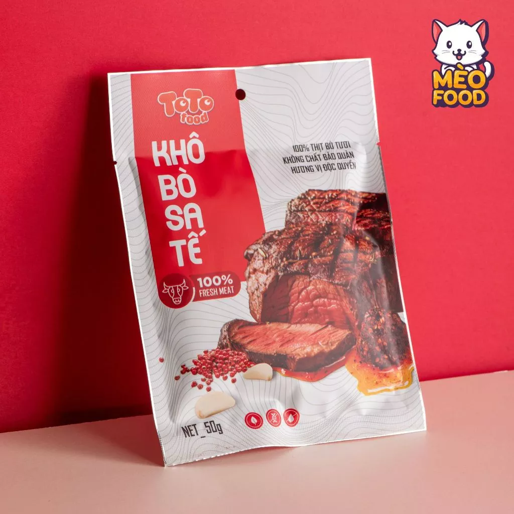 Hai cốc trà sữa đá có nắp nhựa trên khay gỗ tròn trong bối cảnh nhà bếp